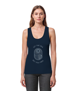 Model trägt marineblaues Tank Top Damen mit Sommermotiv