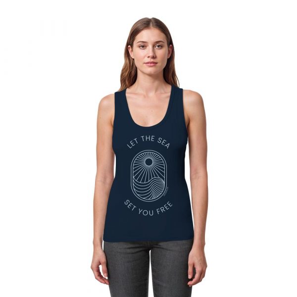 Model trägt marineblaues Tank Top Damen mit Sommermotiv