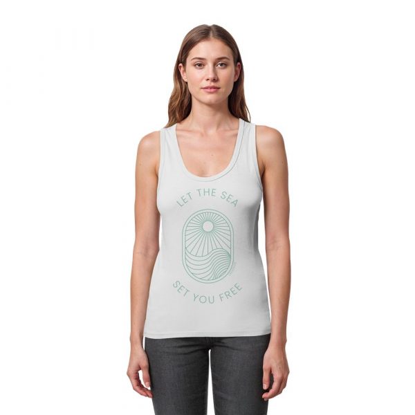 Model trägt weißes Sommer Tank Top Damen mit Beach Design
