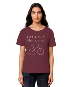 Model trägt bordeauxfarbenes Rennrad T-Shirt Damen Bio mit Fahrradmotiv und Statement Spruch