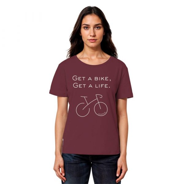 Model trägt bordeauxfarbenes Rennrad T-Shirt Damen Bio mit Fahrradmotiv und Statement Spruch