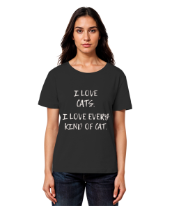 Frau trägt schwarzes Katzenliebhaber Shirt mit Aufdruck „I love every kind of cat“ aus Bio-Baumwolle
