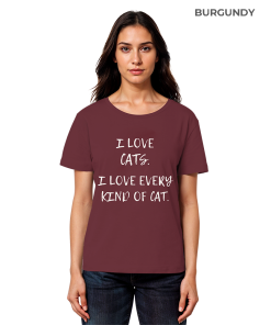 Frau trägt weinrotes Katzenliebhaber Shirt mit Aufdruck „I love every kind of cat“ aus Bio-Baumwolle