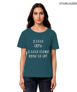 Frau trägt petrolfarbenes Katzenliebhaber Shirt mit Aufdruck „I love every kind of cat“ aus Bio-Baumwolle