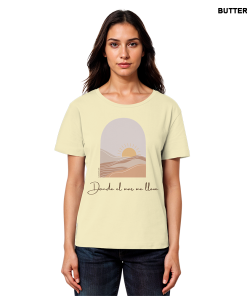 Model trägt gelbes Sommer Shirt Damen mit Beach Vibes Motiv