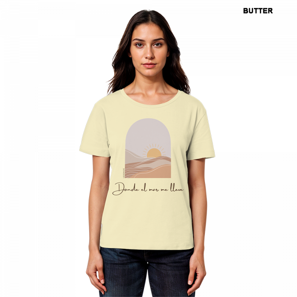 Model trägt gelbes Sommer Shirt Damen mit Beach Vibes Motiv