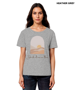 Model trägt graues Sommer Shirt Damen mit Strandmotiv