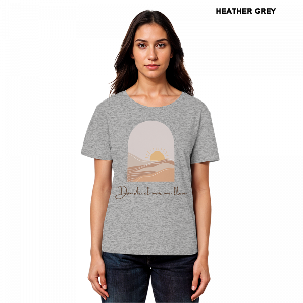 Model trägt graues Sommer Shirt Damen mit Strandmotiv