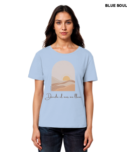 Model trägt hellblaues Sommer Shirt Damen mit Sonne und Meer Motiv am Strand