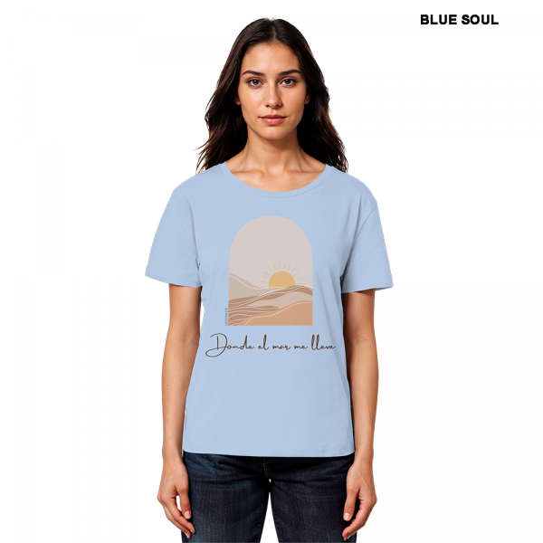 Model trägt hellblaues Sommer Shirt Damen mit Sonne und Meer Motiv am Strand