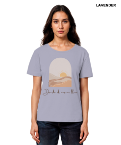 Model trägt lila Sommer Shirt Damen mit Sonne Meer Print