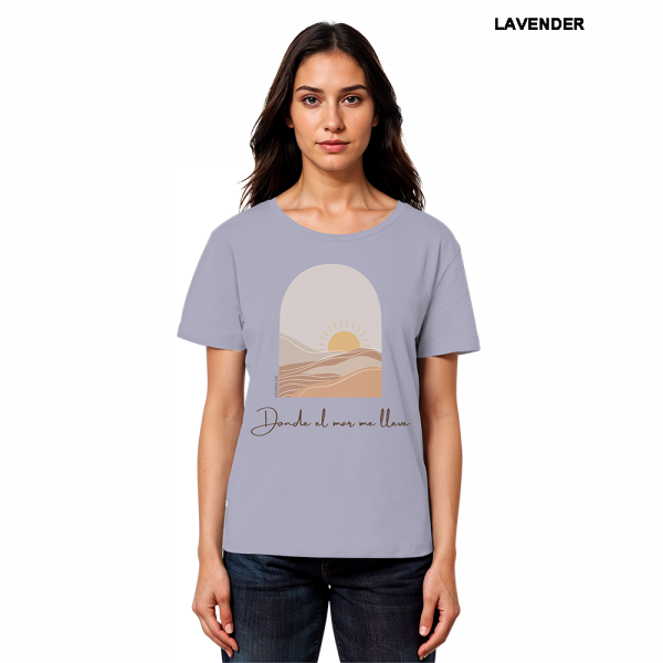 Model trägt lila Sommer Shirt Damen mit Sonne Meer Print