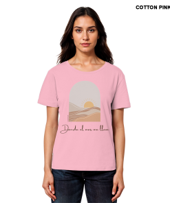 Model trägt rosa Sommer Shirt Damen mit Beach Design