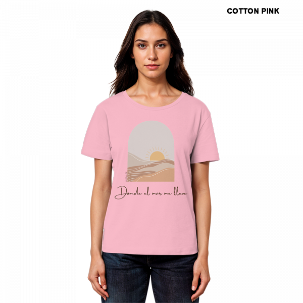 Model trägt rosa Sommer Shirt Damen mit Beach Design