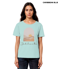 Model trägt türkisfarbenes Sommer Shirt Damen mit Sommermotiv