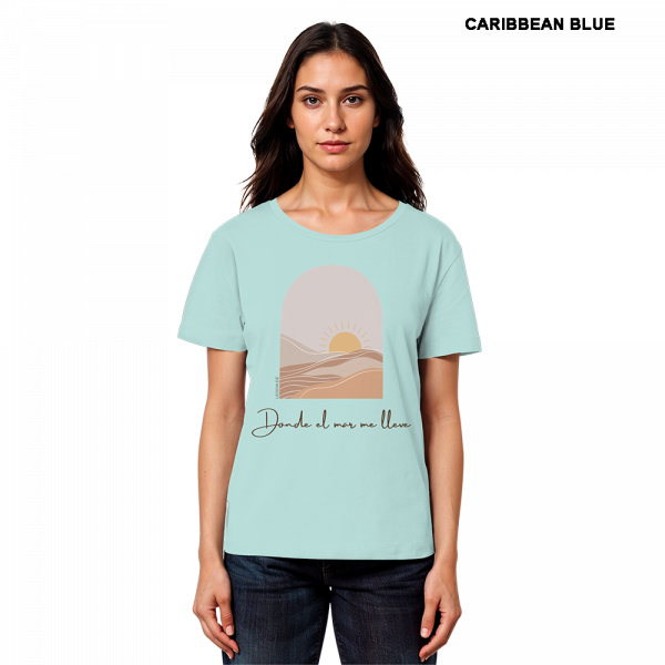 Model trägt türkisfarbenes Sommer Shirt Damen mit Sommermotiv