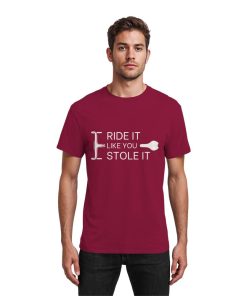 Model trägt dunkelrotes Fahrrad Shirt Herren mit „Ride it like you stole it“ Print