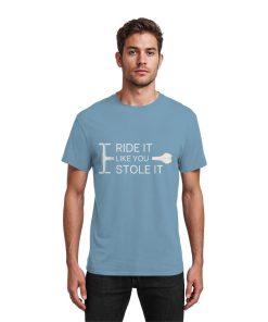 Model trägt graublaues Fahrrad Shirt Herren mit „Ride it like you stole it“ Print