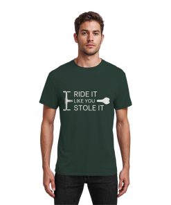 Model trägt dunkelgrünes Fahrrad Shirt Herren mit „Ride it like you stole it“ Print