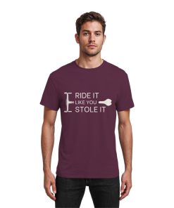 Model trägt rotbraunes Fahrrad Shirt Herren mit „Ride it like you stole it“ Print