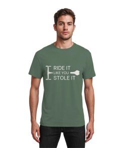 Model trägt olivgrünes Fahrrad Shirt Herren mit „Ride it like you stole it“ Print