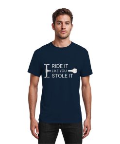 Model trägt dunkelblaues Cycling Shirt Herren mit lustigem Bike Spruch
