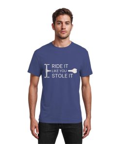 Model trägt lilanes Cycling Shirt Herren mit lustigem Bike Spruch