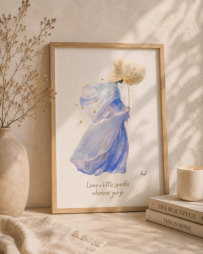 Leodin Artprint „Leave a little sparkle wherever you go“ als DIN A4 Poster in einem hellen Holzrahmen, dekoriert mit Vase und Trockenblumen in einem modernen, natürlichen Wohnambiente.
