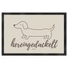 Hunde Fußmatte hereingedackelt Greige mit dunkelgrauem Dackel auf hellem Greige-Hintergrund