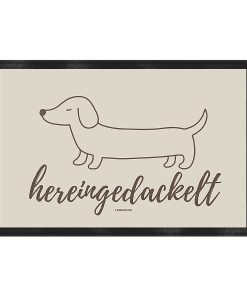 Hunde Fußmatte hereingedackelt Greige mit dunkelgrauem Dackel auf hellem Greige-Hintergrund