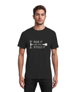 Model trägt schwarzes Fahrrad Shirt Herren mit „Ride it like you stole it“ Print