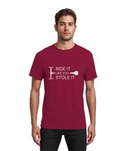 Model trägt dunkelrotes Fahrrad Shirt Herren mit „Ride it like you stole it“ Print