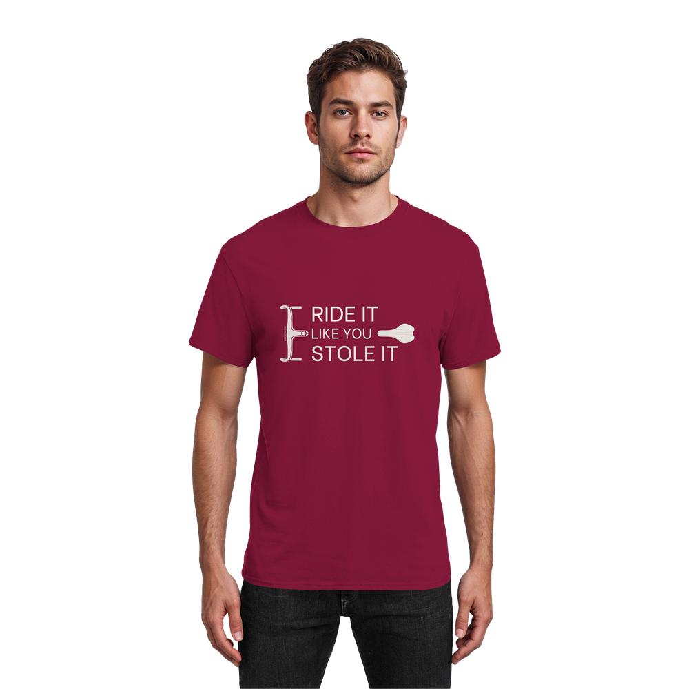 Model trägt dunkelrotes Fahrrad Shirt Herren mit „Ride it like you stole it“ Print