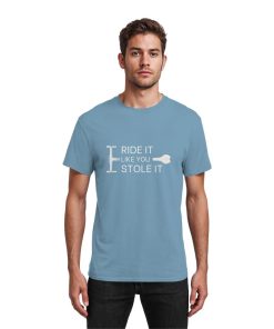 Model trägt graublaues Fahrrad Shirt Herren mit „Ride it like you stole it“ Print