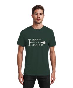Model trägt dunkelgrünes Fahrrad Shirt Herren mit „Ride it like you stole it“ Print