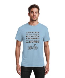 Männliches Model trägt hellblaues Cycling Shirt unisex mit Rennrad Motiv
