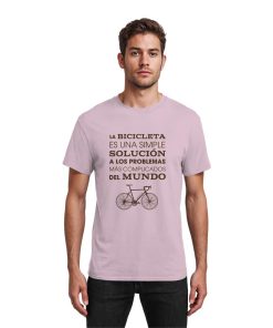 Männliches Model trägt hellrosa Bike Lover Shirt mit spanischem Fahrrad Statement