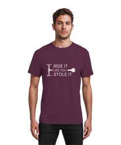 Model trägt rotbraunes Fahrrad Shirt Herren mit „Ride it like you stole it“ Print