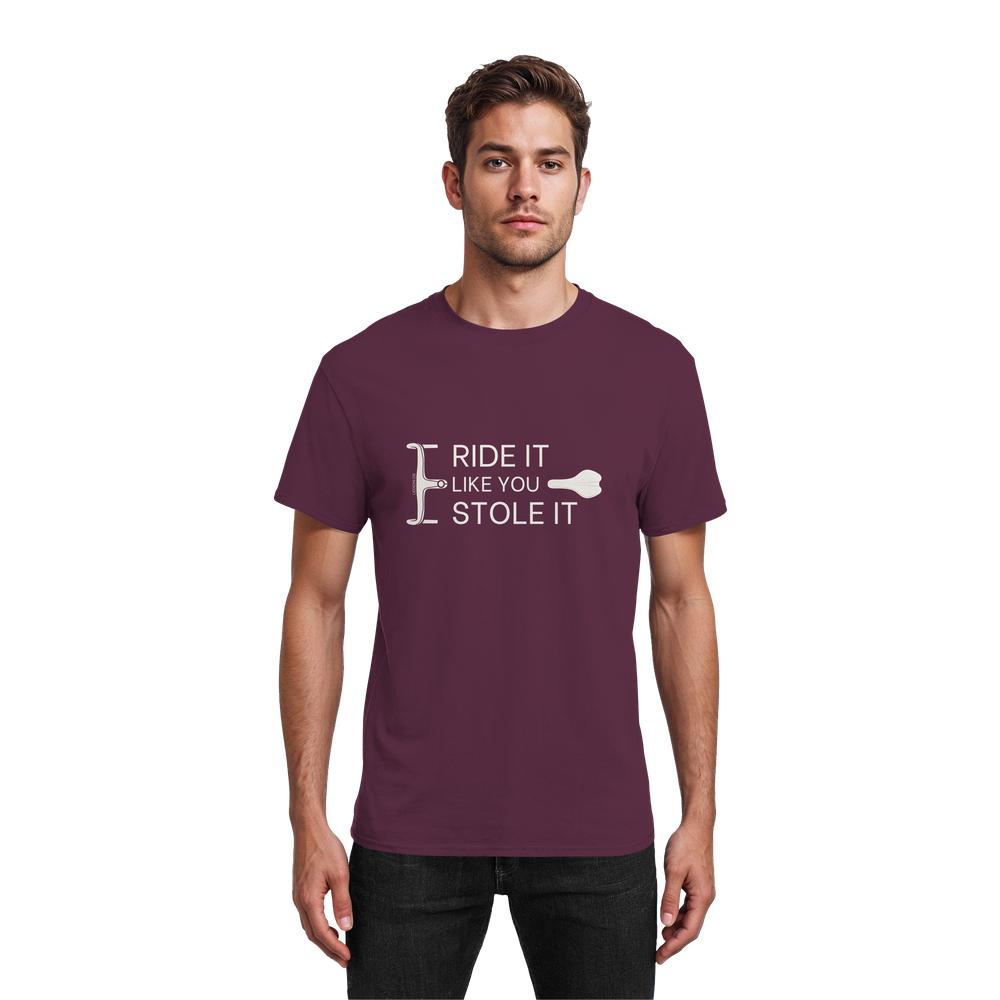 Model trägt rotbraunes Fahrrad Shirt Herren mit „Ride it like you stole it“ Print