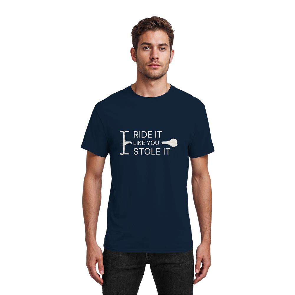 Model trägt dunkelblaues Cycling Shirt Herren mit lustigem Bike Spruch