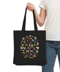 Hundeparadies Tote Bag in Black wird am Arm getragen