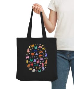 Katzenparadies Tote Bag in Black wird am Arm getragen