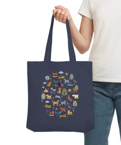 Hundeparadies Tote Bag in Midnight Blue wird in der Hand gehalten