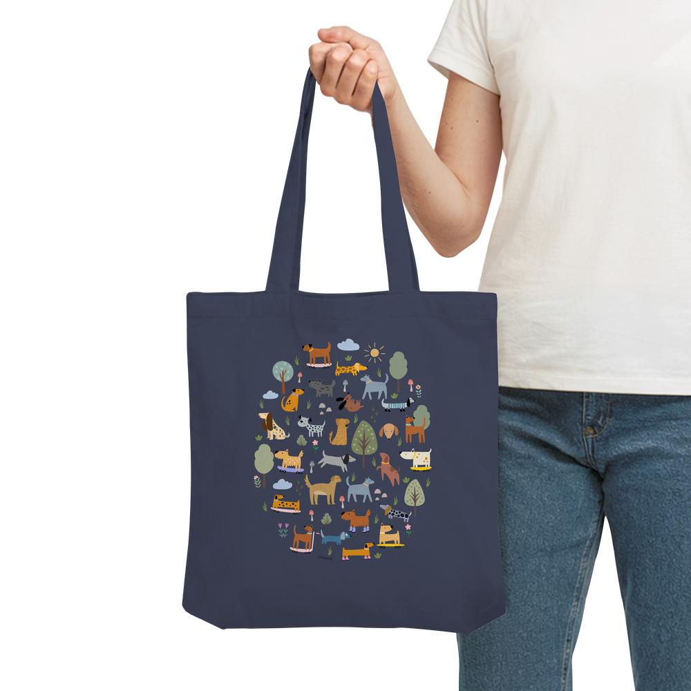 Hundeparadies Tote Bag in Midnight Blue wird in der Hand gehalten