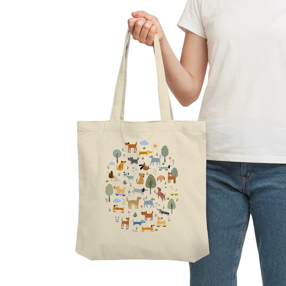 Hundeparadies Tote Bag in Natural wird am Arm getragen