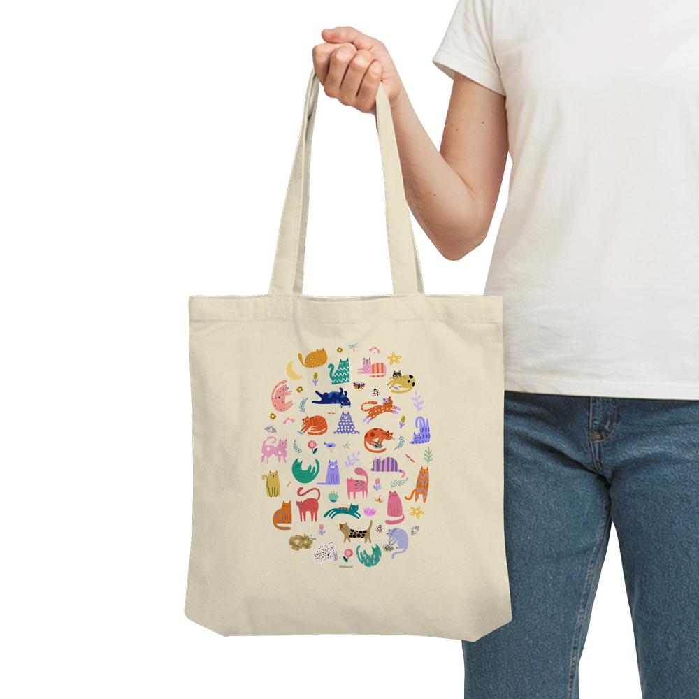 Katzenparadies Tote Bag in Natural wird in der Hand gehalten