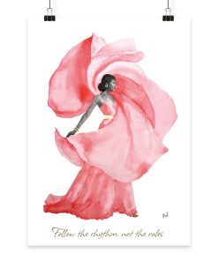 Handgemalte Aquarellillustration einer tanzenden Frau im roten Kleid mit dem Schriftzug „Follow the rhythm, not the rules.“ als hochwertiger Fine Art Print.