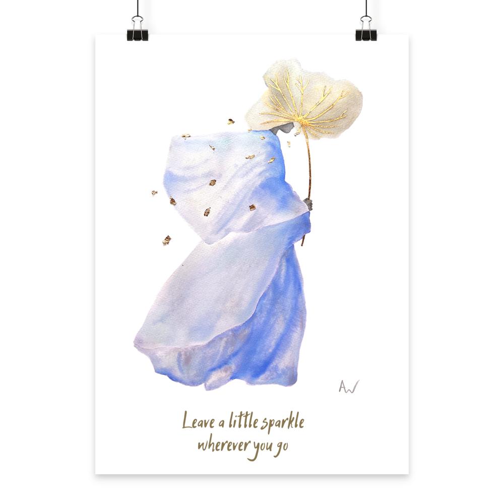 Handgemalte Aquarellillustration eines schwebenden blauen Kleides mit filigraner Blüte und goldenen Akzenten sowie dem Schriftzug „Leave a little sparkle wherever you go“ als Fine Art Print.