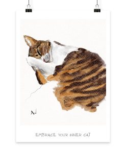 Digitale Katzenillustration mit dem Spruch „Embrace your Inner Cat“ von LEODIN als hochwertiger Fine Art Print.
