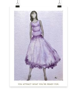 Handgemalte Aquarell-Modeillustration einer Frau in einem fließenden violetten Kleid mit dem Schriftzug „You attract what you're ready for.“ als Fine Art Print.